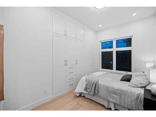 2911 4 Avenue Nw, Calgary, AB - Indoor Photo Showing Bedroom