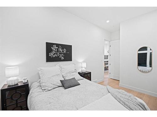 2911 4 Avenue Nw, Calgary, AB - Indoor Photo Showing Bedroom