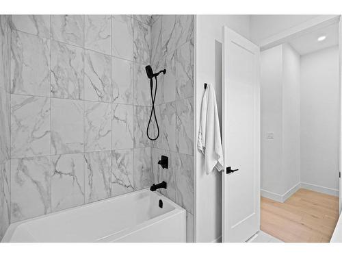 2911 4 Avenue Nw, Calgary, AB - Indoor Photo Showing Bathroom