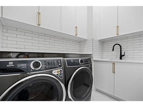 2911 4 Avenue Nw, Calgary, AB - Indoor Photo Showing Laundry Room