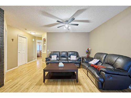 115 Douglas Glen Close Se, Calgary, AB - Indoor Photo Showing Living Room