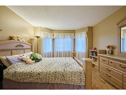 115 Douglas Glen Close Se, Calgary, AB - Indoor Photo Showing Bedroom