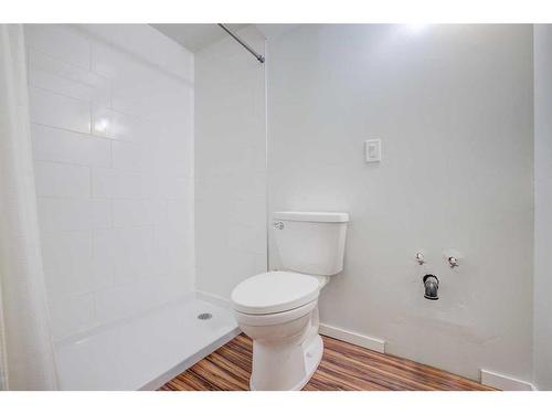 48 Thornlee Crescent Nw, Calgary, AB - Indoor Photo Showing Bathroom