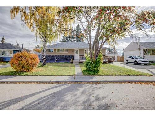 48 Thornlee Crescent Nw, Calgary, AB - Outdoor With Facade