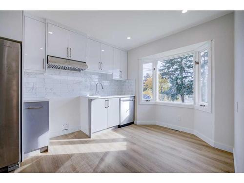 48 Thornlee Crescent Nw, Calgary, AB - Indoor Photo Showing Kitchen