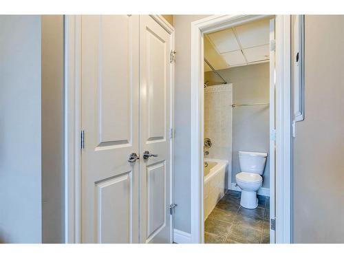 1601-920 5 Avenue Sw, Calgary, AB - Indoor Photo Showing Bathroom