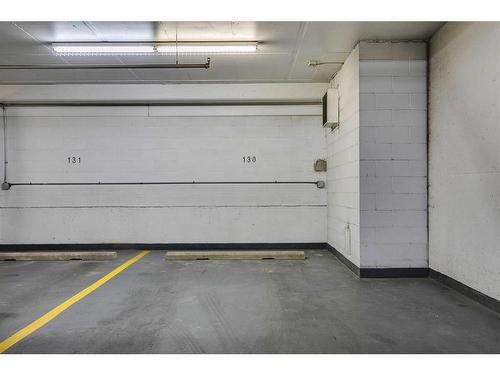 1601-920 5 Avenue Sw, Calgary, AB - Indoor Photo Showing Garage