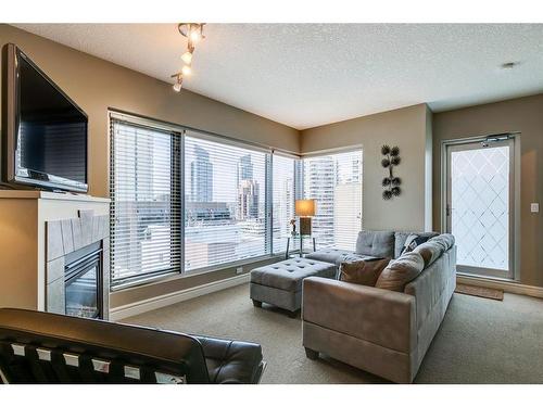 1601-920 5 Avenue Sw, Calgary, AB - Indoor Photo Showing Living Room With Fireplace