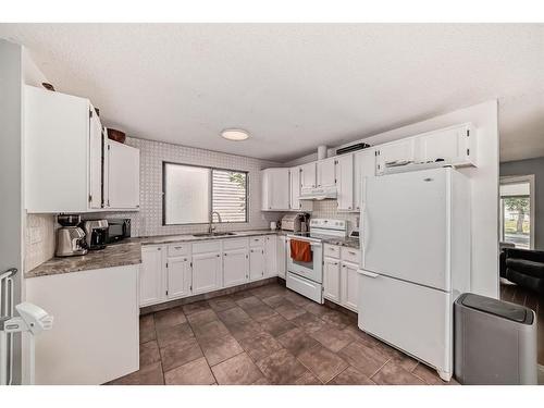 8005 Ranchview Drive Nw, Calgary, AB - Indoor Photo Showing Kitchen