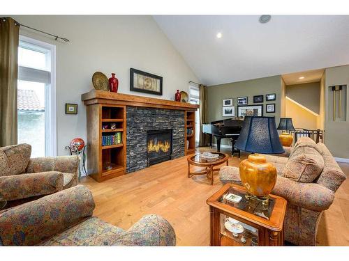 908 32 Street Nw, Calgary, AB - Indoor Photo Showing Living Room With Fireplace