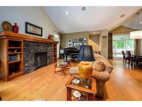 908 32 Street Nw, Calgary, AB - Indoor Photo Showing Living Room With Fireplace