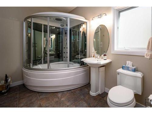 908 32 Street Nw, Calgary, AB - Indoor Photo Showing Bathroom