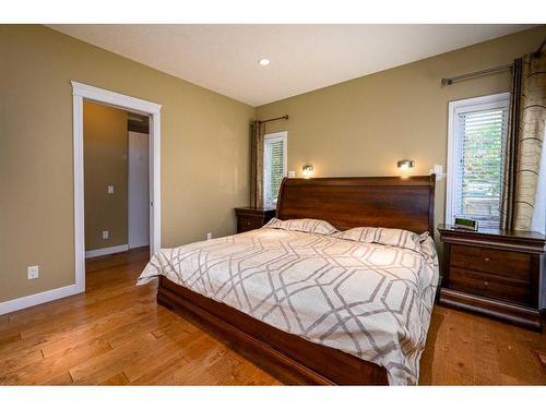 908 32 Street Nw, Calgary, AB - Indoor Photo Showing Bedroom