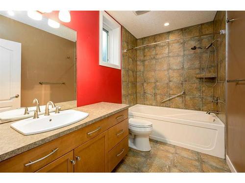 908 32 Street Nw, Calgary, AB - Indoor Photo Showing Bathroom