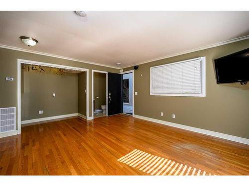 908 32 Street Nw, Calgary, AB - Indoor Photo Showing Other Room