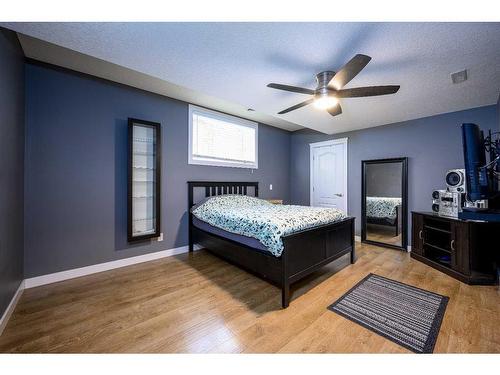 908 32 Street Nw, Calgary, AB - Indoor Photo Showing Bedroom