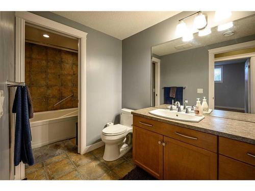 908 32 Street Nw, Calgary, AB - Indoor Photo Showing Bathroom