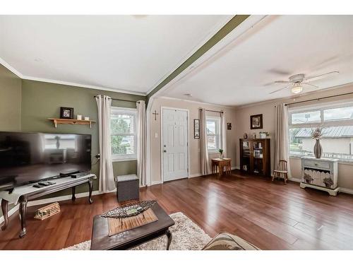 134 2 Street West, Cremona, AB - Indoor Photo Showing Living Room