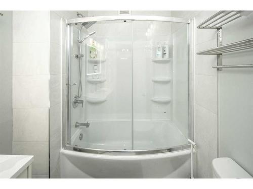 322 22 Avenue Sw, Calgary, AB - Indoor Photo Showing Bathroom