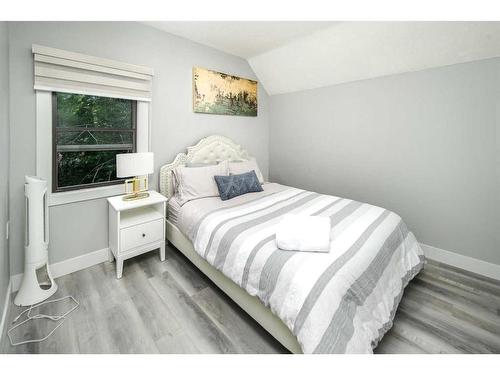 322 22 Avenue Sw, Calgary, AB - Indoor Photo Showing Bedroom