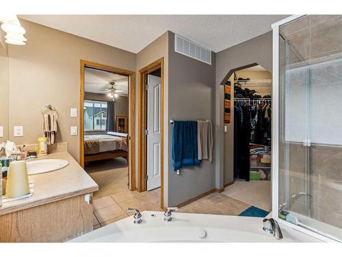 1240 Everridge Drive Sw, Calgary, AB - Indoor Photo Showing Bathroom