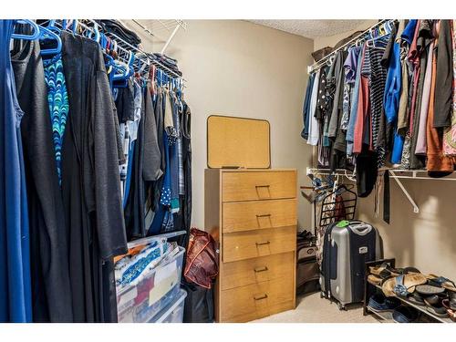 1240 Everridge Drive Sw, Calgary, AB - Indoor With Storage