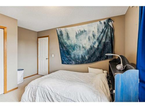 1240 Everridge Drive Sw, Calgary, AB - Indoor Photo Showing Bedroom