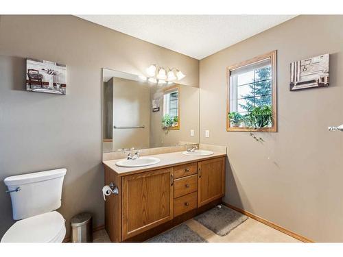 1240 Everridge Drive Sw, Calgary, AB - Indoor Photo Showing Bathroom