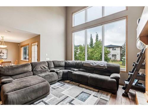 1240 Everridge Drive Sw, Calgary, AB - Indoor Photo Showing Living Room