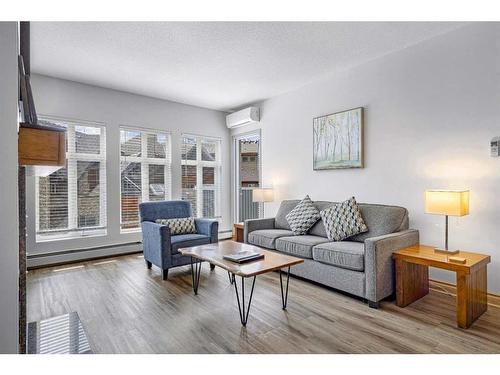 316-1151 Sidney Street, Canmore, AB - Indoor Photo Showing Living Room