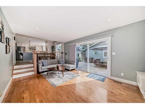 228 Parkwood Place Se, Calgary, AB - Indoor Photo Showing Living Room