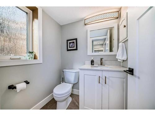 228 Parkwood Place Se, Calgary, AB - Indoor Photo Showing Bathroom