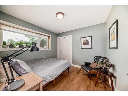 228 Parkwood Place Se, Calgary, AB - Indoor Photo Showing Bedroom