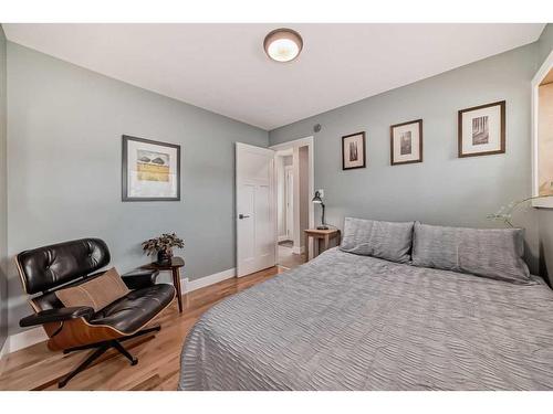 228 Parkwood Place Se, Calgary, AB - Indoor Photo Showing Bedroom