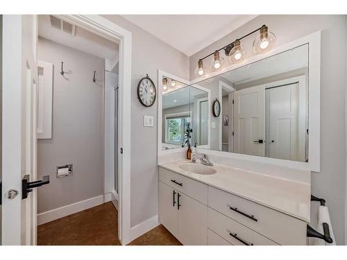 228 Parkwood Place Se, Calgary, AB - Indoor Photo Showing Bathroom