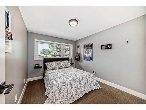 228 Parkwood Place Se, Calgary, AB - Indoor Photo Showing Bedroom