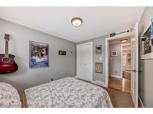 228 Parkwood Place Se, Calgary, AB - Indoor Photo Showing Bedroom