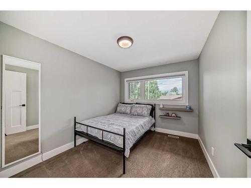 228 Parkwood Place Se, Calgary, AB - Indoor Photo Showing Bedroom