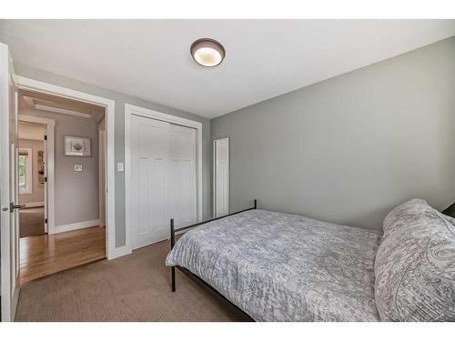 228 Parkwood Place Se, Calgary, AB - Indoor Photo Showing Bedroom