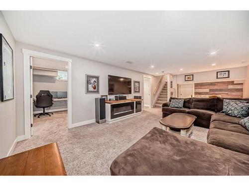 228 Parkwood Place Se, Calgary, AB - Indoor Photo Showing Living Room