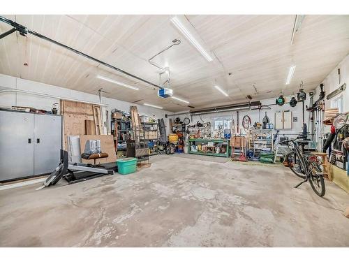 228 Parkwood Place Se, Calgary, AB - Indoor Photo Showing Garage