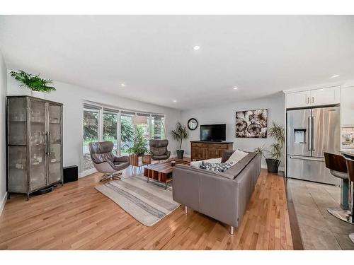 228 Parkwood Place Se, Calgary, AB - Indoor Photo Showing Living Room