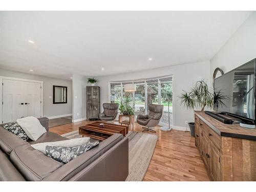 228 Parkwood Place Se, Calgary, AB - Indoor Photo Showing Living Room