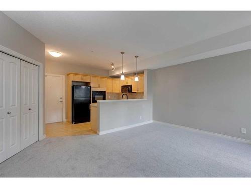 317-60 Royal Oak Plaza Nw, Calgary, AB - Indoor Photo Showing Kitchen