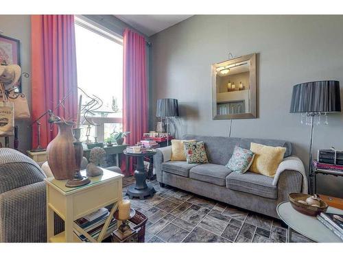 429 6Th Avenue, Elnora, AB - Indoor Photo Showing Living Room