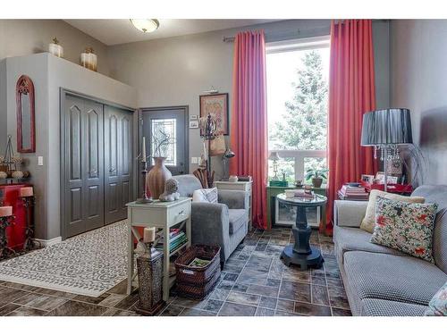 429 6Th Avenue, Elnora, AB - Indoor Photo Showing Living Room