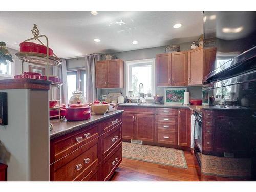 429 6Th Avenue, Elnora, AB - Indoor Photo Showing Kitchen