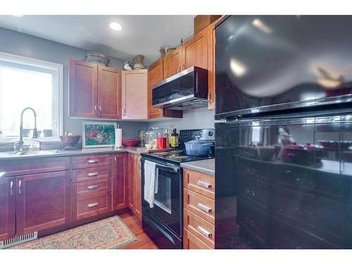 429 6Th Avenue, Elnora, AB - Indoor Photo Showing Kitchen