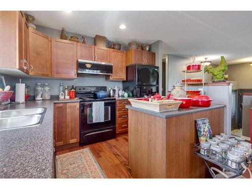 429 6Th Avenue, Elnora, AB - Indoor Photo Showing Kitchen With Double Sink