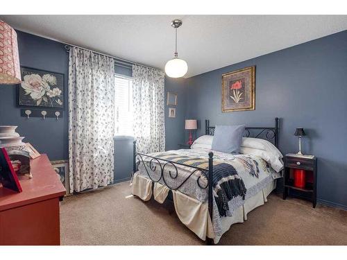 429 6Th Avenue, Elnora, AB - Indoor Photo Showing Bedroom